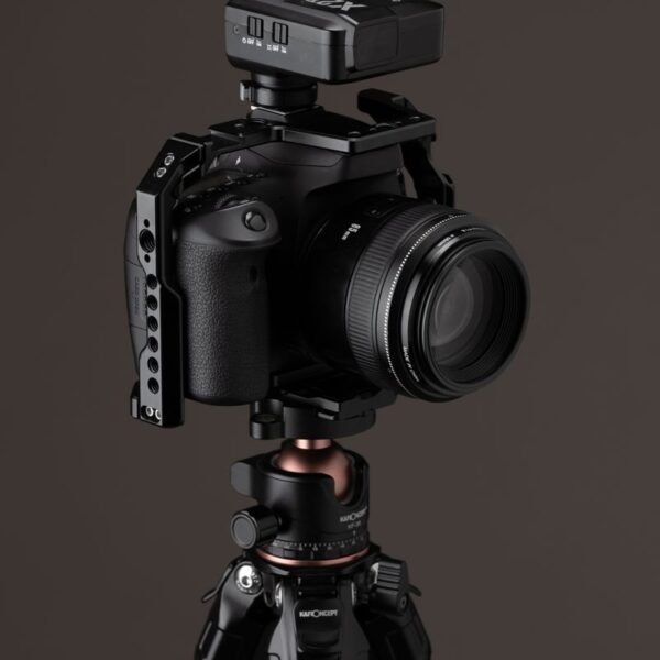 Travel tripod with ball head